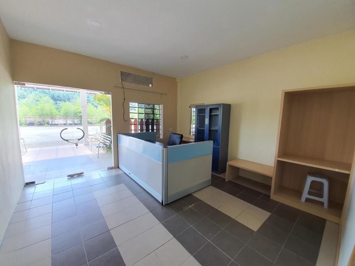 Spot On 90025 Sr Valley Hotel Σερεμπάν Εξωτερικό φωτογραφία